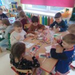 Dzieci wykonują prace plastyczną- każdy koloruje swój kawałek pizzy