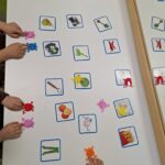 Dzieci podczas zabawy edukacyjnej ze skaczącymi żabkami