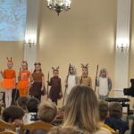 Młodzi artyści na scenie podczas koncertu w Szkole Muzycznej