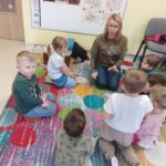 Dzieci poznają pióra poszczególnych ptaków