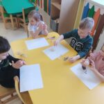 Dzieci lepią z masy solnej ptaszka