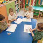 Dzieci lepią z masy solnej ptaszka