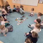 Dzieci poznają poszczególne ptaki oraz oglądają je na fotografii