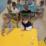 Dzieci lepią z masy solnej ptaszka