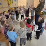 Dzieci podczas zabawy-dmuchanie piórek