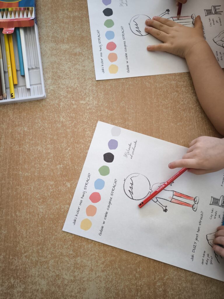 Dzieci dorysowują elementy - jak wygląda strach?