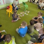 Zabawa w przypinanie klamerką skarpetek według określonego schematu pokazanego na obrazku