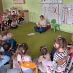 Dzieci słuchają czytanej przez Panią bajki