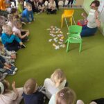 Zabawa w przypinanie klamerką skarpetek według określonego schematu pokazanego na obrazku