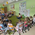 Dzieci słuchają ciekawych informacji związanych z dniem "kolorowej skarpetki"