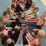 Wspólna prezentacja kolorowych skarpetek w grupie "Krasnoludki"