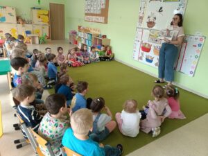 Dzieci z grupy Niedźwiadki uczestniczą w zajęciach dotyczących świadomości o Autyzmie.