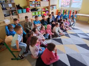 Dzieci z grupy Mądre Sowy uczestniczą w zajęciach dotyczących świadomości o Autyzmie.