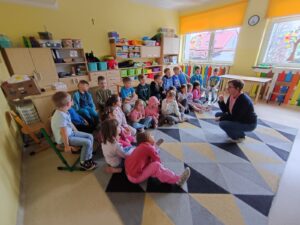 Dzieci z grupy Mądre Sowy uczestniczą w zajęciach dotyczących świadomości o Autyzmie.