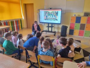 Dzieci z grupy Pszczółki uczestniczą w zajęciach dotyczących świadomości o Autyzmie.