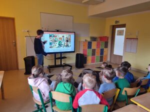 Dzieci z grupy Mądre Sowy uczestniczą w zajęciach dotyczących świadomości o Autyzmie.