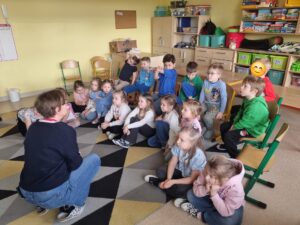 Dzieci z grupy Mądre Sowy uczestniczą w zajęciach dotyczących świadomości o Autyzmie.