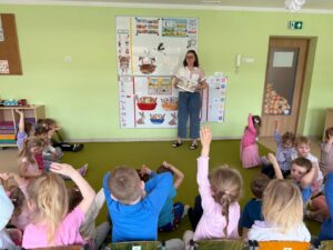 Dzieci z grupy Niedźwiadki aktywnie uczestniczą w zajęciach dotyczących świadomości o Autyzmie