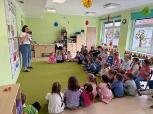 Dzieci z grupy Niedźwiadki uczestniczą w zajęciach dotyczących świadomości o Autyzmie