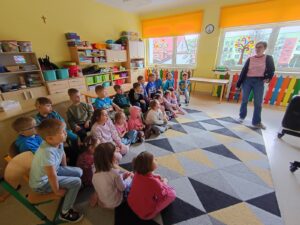 Dzieci z grupy Mądre Sowy uczestniczą w zajęciach dotyczących świadomości o Autyzmie.