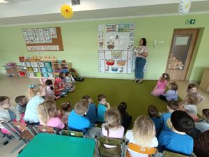 Dzieci z grupy Niedźwiadki uczestniczą w zajęciach dotyczących świadomości o Autyzmie