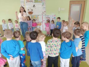 Dzieci z grupy Niedźwiadki uczestniczą w zajęciach dotyczących świadomości o Autyzmie