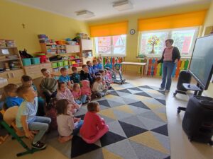 Dzieci z grupy Mądre Sowy uczestniczą w zajęciach dotyczących świadomości o Autyzmie.