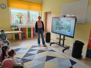 Dzieci z grupy Mądre Sowy uczestniczą w zajęciach dotyczących świadomości o Autyzmie- słuchają bajki.