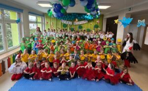 Zdjęcie grupowe Naszych małych artystów podczas koncertu wiosennego
