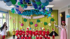 Grupa "Krasnoludki" oraz panie prowadzące podczas występu na wiosennym koncercie w naszym przedszkolu