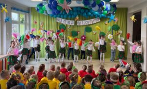 Grupa "Mądre Sowy" podczas tańca z pomponami