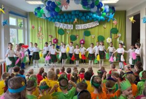 Grupa "Mądre Sowy" podczas występu na wiosennym koncercie w naszym przedszkolu