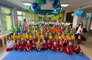 Zdjęcie grupowe Naszych małych artystów podczas koncertu wiosennego