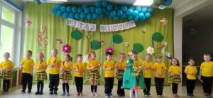 Dzieci z grupy "Słoneczka" podczas występu na wiosennym koncercie w naszym przedszkolu