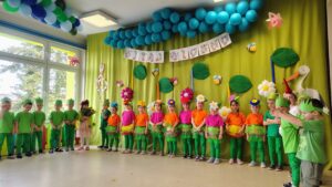 Dzieci z grupy "Niedźwiadki" podczas występu na wiosennym koncercie w naszym przedszkolu