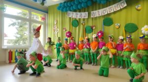 Dzieci z grupy "Niedźwiadki" podczas występu na wiosennym koncercie w naszym przedszkolu