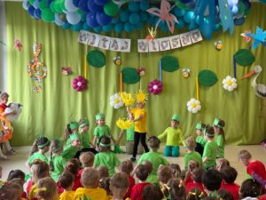 Grupa "Pszczółki" podczas występu na wiosennym koncercie w naszym przedszkolu do piosenki A. Vivaldiego