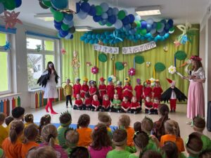 Grupa "Krasnoludki" oraz panie prowadzące podczas występu na wiosennym koncercie w naszym przedszkolu