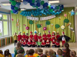 Grupa "Krasnoludki" podczas występu na wiosennym koncercie w naszym przedszkolu