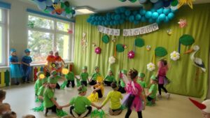 Grupa "Pszczółki" podczas występu na wiosennym koncercie w naszym przedszkolu do piosenki A. Vivaldiego