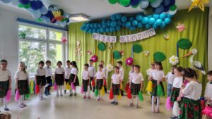 Grupa "Mądre Sowy" podczas występu na wiosennym koncercie w naszym przedszkolu