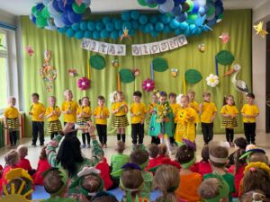 Dzieci z grupy "Słoneczka" podczas występu na wiosennym koncercie w naszym przedszkolu