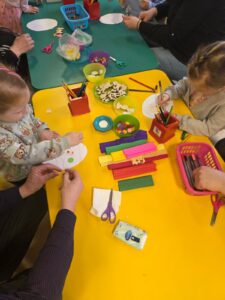 Wspólne chwile przy ozdabianiu pisanki