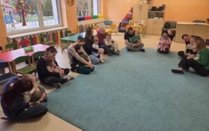 Wspólna "pisankowa" zabawa- rodzice kołyszą swoje dzieci