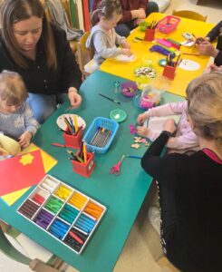 Wspólne chwile przy ozdabianiu pisanki