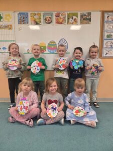 Dzieci z grupy Krasnoludki prezentują swoje pisanki