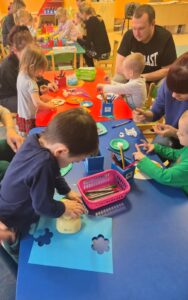 Wspólne chwile przy wycinaniu i ozdabianiu pisanki