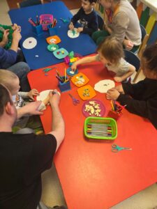 Wspólne chwile przy ozdabianiu pisanki