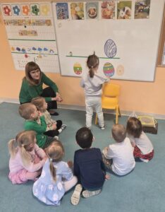 Dzieci segregują pisanki od największej do najmniejszej