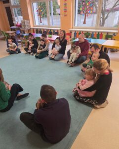 Wspólna "pisankowa" zabawa- rodzice kołyszą swoje dzieci